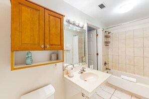 Shower, towels - Majestic Sun B1010 | Beachfront Bliss with Pool! (Miramar Beach)