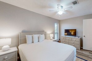 1 bedroom, iron/ironing board, WiFi, bed sheets - 2nd-floor condo overlooking pools & hot tub - walk 4 minutes to beach access (Panama City Beach)