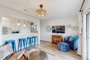 TV, offices - 2nd-floor condo overlooking pools & hot tub - walk 4 minutes to beach access (Panama City Beach)