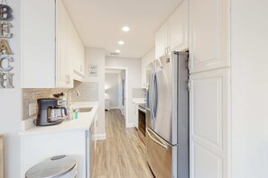 Fridge, microwave, oven, stovetop - Ground-floor condo near beach with WiFi, central ac, patio, & onsite pool,tennis (Miramar Beach)