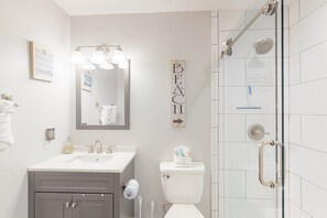 Shower, hair dryer, towels - Ground-floor condo near beach with WiFi, central ac, patio, & onsite pool,tennis (Miramar Beach)