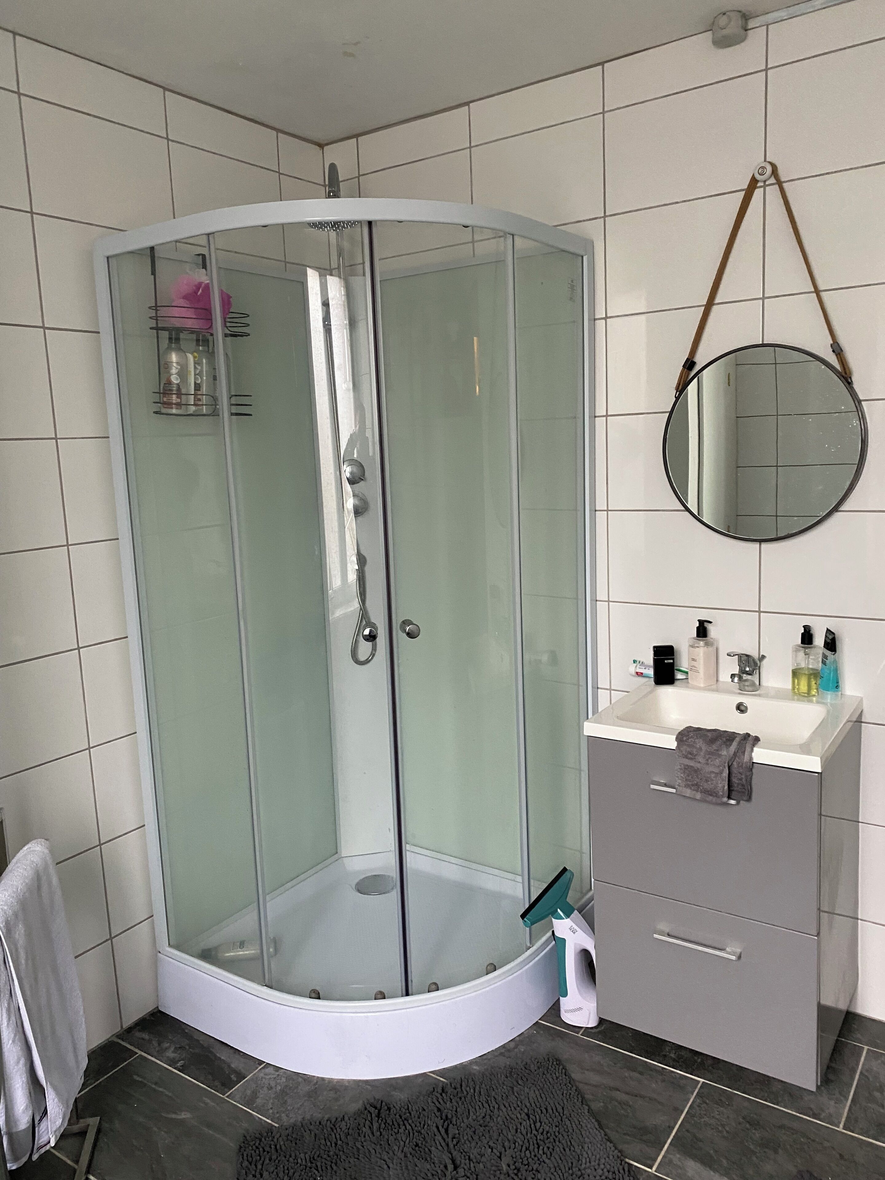 Douche, sèche-cheveux, serviettes fournies, savon