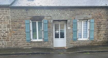 Cosy 2 bed cottage, sleeps 4, in quiet village