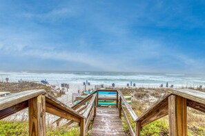 On the beach - 2nd Floor Condo Many Amenities, Beach Access, Beach Equipment Included (Destin)