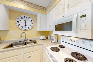 Fridge, microwave, oven, stovetop - 2nd Floor Condo Many Amenities, Beach Access, Beach Equipment Included (Destin)