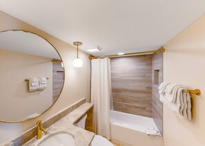 Shower, towels - Emerald Towers 0201 (Destin)