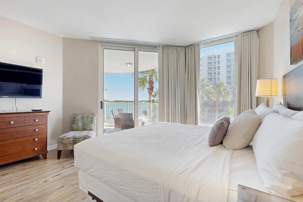 2 bedrooms, WiFi, bed sheets - Gorgeous coastal condo with shared pool and private balcony (Destin)