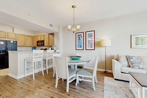 Dining - Gorgeous coastal condo with shared pool and private balcony (Destin)