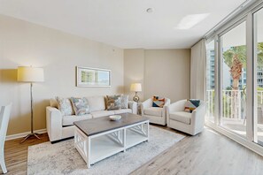 TV, offices - Gorgeous coastal condo with shared pool and private balcony (Destin)