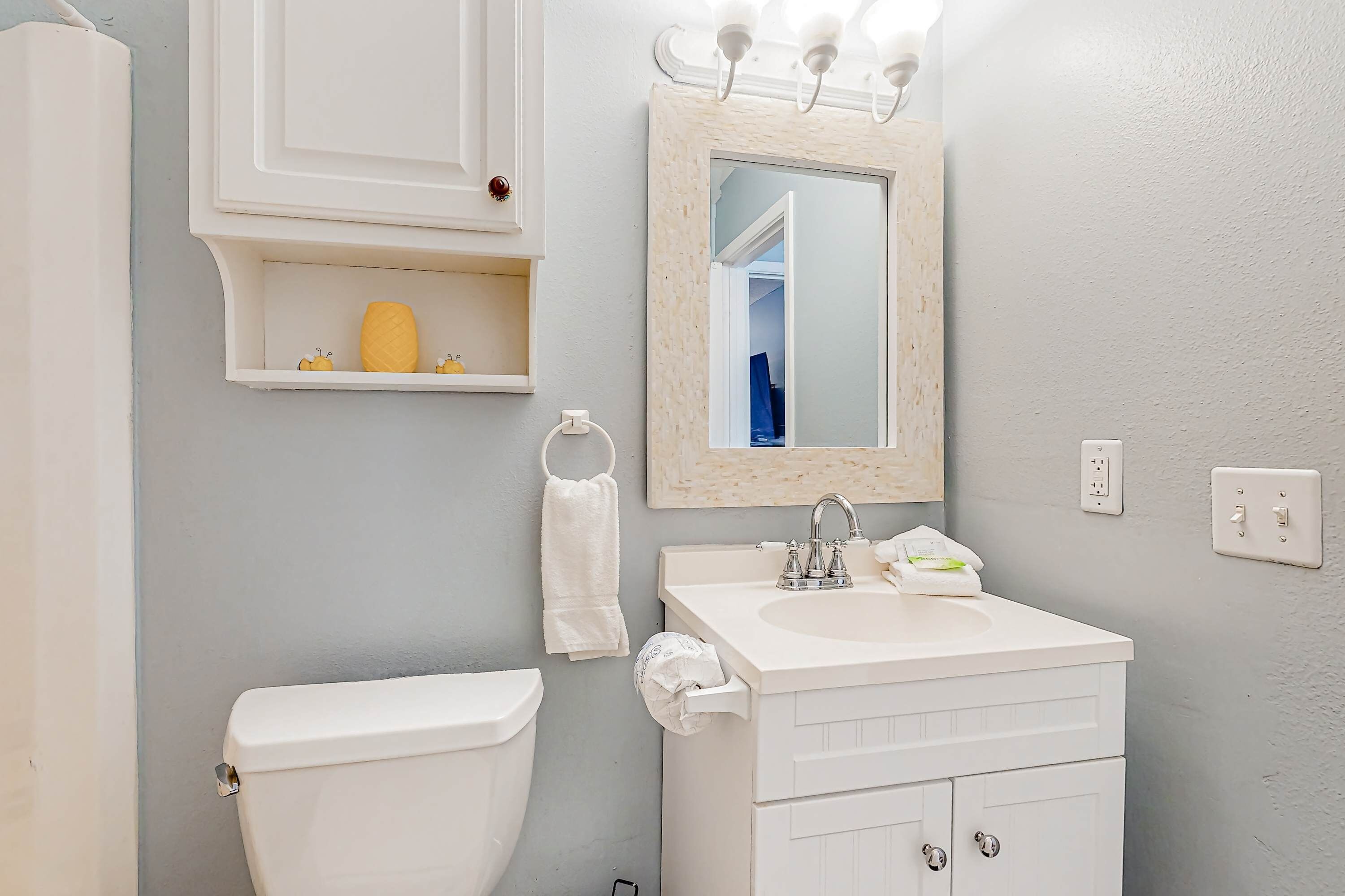 Une salle de bain équipée de toilettes, d’un lavabo et d’un meuble-lavabo.