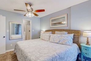 2 bedrooms, iron/ironing board, WiFi, bed sheets - 2nd-floor condo with beach access, pool, tennis courts, & on-site laundry (Destin)