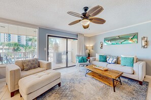 TV, DVD player, offices - 2nd-floor condo with beach access, pool, tennis courts, & on-site laundry (Destin)