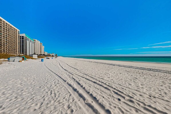 Beach nearby - 2nd-floor condo with beach access, pool, tennis courts, & on-site laundry (Destin)
