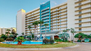 Um hotel com vários andares e uma placa grande com a inscrição 'Sterling Shores'.