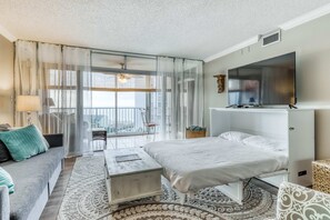 2 bedrooms, iron/ironing board, travel cot, WiFi - Ocean-view condo with pool, sauna, tennis courts & private beach access (Destin)