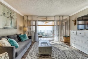 TV, offices - Ocean-view condo with pool, sauna, tennis courts & private beach access (Destin)