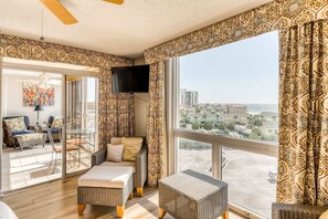 TV, offices - Ocean-view condo with pool, sauna, tennis courts & private beach access (Destin)