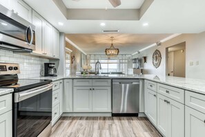 Fridge, microwave, oven, stovetop - Ocean-view condo with pool, sauna, tennis courts & private beach access (Destin)