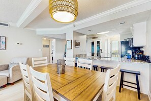 Dining - Emerald Towers 0805 (Destin)