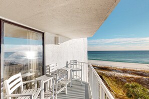 Property grounds - Enchanting condo with tennis, pool, hot tub, balcony, & washer/dryer (Miramar Beach)
