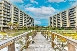 Property grounds - Enchanting condo with tennis, pool, hot tub, balcony, & washer/dryer (Miramar Beach)