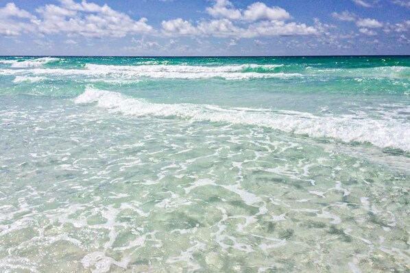 On the beach - Enchanting condo with tennis, pool, hot tub, balcony, & washer/dryer (Miramar Beach)