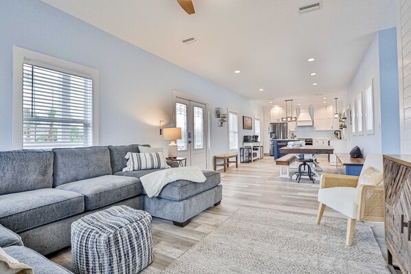 TV, offices - Gorgeous beach home with new swimming pool (Mexico Beach)