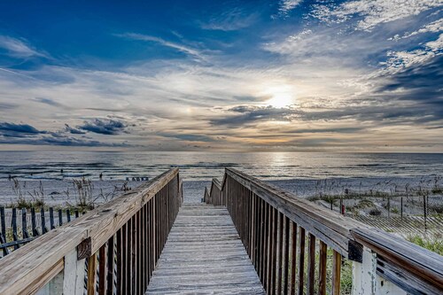 Gulf-front townhome with gorgeous beach access, 4 Gulf-view decks, shared pools