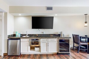 Een microgolfoven, een koffiezetapparaat/waterkoker, een broodrooster