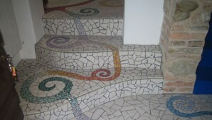 Una escalera con diseños en mosaico.