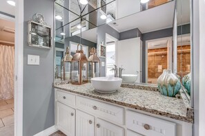 Shower, towels - Stylish waterfront condo with pools, hot tubs, private beach, & sports courts (Destin)