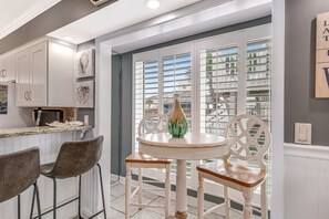 Dining - Stylish waterfront condo with pools, hot tubs, private beach, & sports courts (Destin)