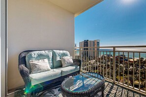 Property grounds - Relaxing condo w/ gulf views from private balcony - pool, gym & BBQ area (Destin)