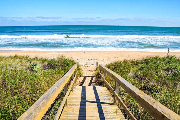 Beach nearby - Colorful Condo with Shared Pool, WiFi, Private Washer/Dryer, and Central AC (Destin)