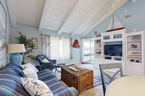 TV, offices - Colorful Condo with Shared Pool, WiFi, Private Washer/Dryer, and Central AC (Destin)