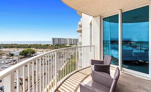 Property grounds - Cozy coastal condo with shared pool w/lazy river and beach access (Destin)