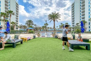 Property grounds - Seventh floor inviting, open condo w/ shared pool/hot tub near everything (Destin)