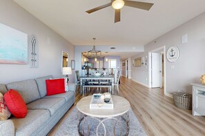 TV, offices - Gorgeous beachfront condo w/ shared pool & beach access (Destin)