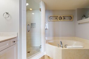 Shower, hair dryer, towels - Gorgeous beachfront condo w/ shared pool & beach access (Destin)