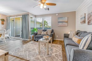 TV, offices - Dog-friendly condo with private beach access, pools, hot tubs, and central AC (Destin)