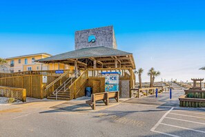 Property grounds - Dog-friendly condo with private beach access, pools, hot tubs, and central AC (Destin)