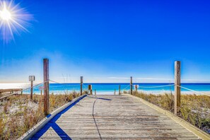 Beach nearby - Dog-friendly condo with private beach access, pools, hot tubs, and central AC (Destin)