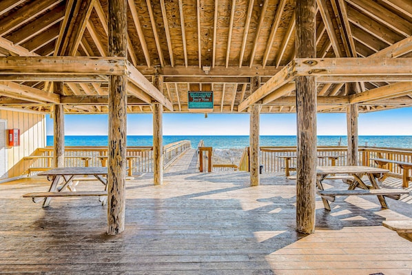 Outdoor dining - Dog-friendly condo with private beach access, pools, hot tubs, and central AC (Destin)