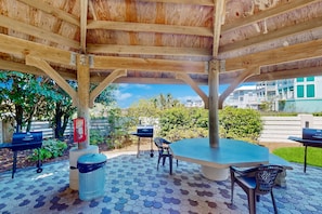 Outdoor dining - Islander 215 (Destin)