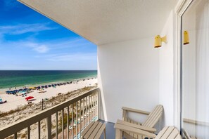 Property grounds - Fifth-floor beachfront condo with balcony, amazing view, pools & hot tub (Destin)