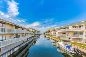 Marina - Beachfront condo with shared pool, hot tub, & fitness center + beach access (Destin)