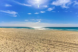 On the beach - Beachfront condo with shared pool, hot tub, & fitness center + beach access (Destin)