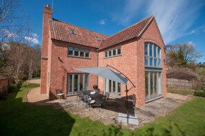 Outdoor dining - Orchard House 3 bedrooms - sleeps 6 guests  in 3 bedrooms (Burnham Market)