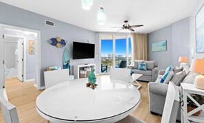 TV, offices - Gorgeous coastal condo with shared pool and private balcony (Destin)