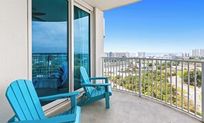 Property grounds - Gorgeous coastal condo with shared pool and private balcony (Destin)